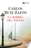«Todavía recuerdo aquel amanecer en que mi padre me llevó por primera vez a visitar el Cementerio de los Libros Olvidados.» Un amanecer de 1945, un muchacho es conducido por su padre a un misterioso lugar oculto en el corazón de la ciudad vieja: el Cementerio de los Libros Olvidados. Allí, Daniel Sempere encuentra un libro maldito que cambia el rumbo de su vida y le arrastra a un laberinto de intrigas y secretos enterrados en el alma oscura de la ciudad. La Sombra del Viento es un misterio literario ambientado en la Barcelona de la primera mitad del siglo xx, desde los últimos esplendores del Modernismo hasta las tinieblas de la posguerra. Aunando las técnicas del relato de intriga y suspense, la novela histórica y la comedia de costumbres, La Sombra del Viento es sobre todo una trágica historia de amor cuyo eco se proyecta a través del tiempo. Con gran fuerza narrativa, el autor entrelaza tramas y enigmas a modo de muñecas rusas en un inolvidable relato sobre los secretos del corazón y el embrujo de los libros cuya intriga se mantiene hasta la última página.