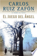 Con El Juego del Ángel, el autor de La Sombra del Viento vuelve al cautivador mundo de la Barcelona del Cementerio de los Libros Olvidados para sumergirnos de nuevo en una apasionante historia de traición, tragedia y amor. David Martín es un joven periodista y aspirante a escritor en los años 20 que pasa rápidamente de escribir en un pequeño diario local a publicar novelas, primero bajo pseudónimo y más tarde bajo su propio nombre. Al mismo tiempo, espoleado por la mujer que ama, Cristina Sagnier, reescribe secretamente la novela de su amigo y mentor Pedro Vidal. Cuando las dos novelas ven la luz, la suya es vapuleada por la crítica mientras que la de Vidal se convierte en un éxito. David, hundido, aceptará entonces la misteriosa propuesta del editor Andrea Corelli de escribir “una historia por la que los hombres sean capaces de vivir y morir”. Entretanto, David se introduce al fascinante universo del Cementerio de los Libros Olvidados, donde las reglas le permiten “salvar” un sólo libro. La elección del inquietante Lux Aeterna, escrito por un hombre con sus mismas iniciales D.M., no será tan casual como David cree. Mientras escribe el libro y a la vez trata de poner orden en su vida, David se verá envuelto en una absorbente trama con Andrea Corelli, Pedro Vidal, Cristina Sagnier y el enigmático escritor D.M., cuyo descenso a los infiernos replica escalofriantemente el del propio David. El Juego del Ángel es una gran aventura de intriga, romance y tragedia, a través de un laberinto de secretos donde el embrujo de los libros, la pasión y la amistad se conjugan en un relato magistral.