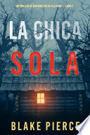 «UNA OBRA MAESTRA DE THRILLER Y MISTERIO. Blake Pierce hizo un magnífico trabajo desarrollando personajes con un lado psicológico tan bien descrito como para sentirnos dentro de sus mentes, seguimos sus miedos y queremos que tengan éxito. Lleno de vueltas de tuerca, este libro te mantendrá alerta hasta el final de la última página». -- Libros y reseñas de películas, Roberto Mattos (sobre UNA VEZ DESAPARECIDO) LA CHICA SOLA (Un Thriller de Suspense FBI de Ella Dark—Libro 1) es la primera novela de una nueva serie muy esperada del autor de best-sellers, Blake Pierce, cuyo primer libro, UNA VEZ DESAPARECIDO (Libro número 1), tiene más de 1.000 críticas de cinco estrellas. A la agente del FBI Ella Dark, de 29 años, se le presenta la gran oportunidad de alcanzar el sueño de su vida: entrar en la Unidad de Crímenes de Conducta. Ella tiene una obsesión oculta, ha estudiado a los asesinos en serie desde que sabía leer, devastada por el asesinato de su propia hermana. Ha adquirido un conocimiento enciclopédico de cada asesino en serie, cada víctima y cada caso, gracias a su memoria fotográfica. Destacada por su brillante mente, Ella es invitada a unirse a las grandes ligas. Pero cuando un asesino ataca en los pantanos de Luisiana, Ella pronto se da cuenta de que lo que ocurre de forma real no se parece en nada a lo que esperaba. Frente a un asesinato real, un asesino real y un reloj real que corre, Ella se da cuenta de que no puede confiar en sus conocimientos. Debe aprender a confiar en su instinto y permitirse entrar en los oscuros engranajes de la mente de un verdadero asesino. Si se equivoca, su carrera está en juego. Y también la vida de la próxima víctima. ¿El talento de Ella será una ventaja? ¿O será el motivo de su ruina? Un thriller policíaco apasionante y desgarrador protagonizado por una agente del FBI brillante y atormentada, la serie de ELLA DARK, es de un misterio fascinante, repleto de suspense, vueltas de tuerca, revelaciones, y con un ritmo vertiginoso que te hará seguir pasando las páginas hasta altas horas de la noche. Los libros #2 y #3 de la serie —LA CHICA ATRAPADA y LA CHICA CAZADA— también están disponibles.