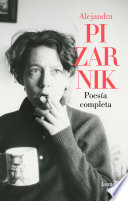 Lumen publica la obra poética completa de una de las escritoras argentinas más emblemáticas de la segunda mitad del siglo XX, la controvertida, polémica y malograda Alejandra Pizarnik. «Cada poema [suyo] es el cubo de una inmensa rueda.» Julio Cortázar Alejandra Pizarnik es una figura de culto de las letras hispanas y una autora que se internó por infiernos raramente visitados por la literatura escrita en español. Su poesía se caracteriza por un hondo intimismo y una severa sensualidad o, en palabras de Octavio Paz, la obra de Pizarnik lleva a cabo una «cristalización verbal por amalgama de insomnio pasional y lucidez meridiana en una disolución de realidad sometida a las más altas temperaturas». Esta edición, a cargo de Ana Becciu, incluye los libros de poemas editados en vida de la autora y los poemas inéditos compilados a partir de manuscritos. Reseñas: «La belleza de su enigmática y sobrecogedora poesía [...] no acaba nunca.» Winston Manrique Sabogal, El País «Cada poema [suyo] es el cubo de una inmensa rueda.» Julio Cortázar «Sobre mi mesa, lleva semanas abierto el volumen que contiene la Poesía completa de ese irrepetible y doliente meteoro que fue Alejandra Pizarnik (1936-1972), de quien no me resisto a transcribir unos versos estremecedores: no atraigas frases / poemas / versos / no tienes nada que decir / nada que defender / sueña sueña que no estás aquí / que ya te has ido / que todo ha terminado.» Manuel Rodríguez, Babelia «Sumergirse en la intimidad de la gran poeta argentina es adentrarse en las arenas movedizas de una pulsión suicida. [...] Así es su escritura: el constante descubrimiento de una rosa con espinas. [...] Se la lee de poco en poco, como quien paladea un vino añejo.» Rocío Niebla, Tinta Libre «La palabra parece la guarida que no siempre es capaz de proteger. Su poesía es luminosa en la oscuridad; provoca vértigo, perturba; las ausencias pesan y la belleza desgarra.» Estandarte «Un hecho excepcional en la literatura argentina, que puede adjudicarse al aura de prestigio casi legendario que ha envuelto la vida y la obra de Alejandra Pizarnik.» César Aira «Al encanto de Pizarnik de ser una figura envuelta en el misterio y una personalidad inexplicable, hay que añadir el hecho de que palabra por palabra ella escribía la noche, y el lector que se acerque a ella descubrirá que esa escritura nocturna, que tenía un alto sentido del riesgo, nacía de la más pura necesidad, como a pocos escritores del siglo XX se les ha visto: una lírica extrema y también una tragedia.» Enrique Vila-Matas, Babelia «Alrededor de una obra breve, se despliega una constelación que va conformando la imagen de una de las poetas más leídas, comentadas y hasta mitificadas de la segunda mitad del siglo XX.» Edgardo Dobry, El País «Una figura de culto y una autora que se internó en infiernos raramente visitados en la literatura española.» Rosa Martí, Esquire «La poesía de Pizarnik hay que desbrozarla lentamente.» Julia Navarro, ABC - Cultural «Pizarnik nos descubre un éxtasis en la inestabilidad del lenguaje y logra arrancarle una verdad mercurial y patética.» Los Angeles Review of Books «Basta nombrarla para que en el aire vibren la poesía y la leyenda. Una lírica extrema y también una tragedia.» Luis Chitarroni