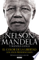 El color de la libertad continúa las memorias que Mandela publicó en El largo camino hacia la libertad, relatando sus años como presidente. La extraordinaria historia de un país en transición y los retos que afrontó el premio Nobel de la Paz al luchar por que su visión de una Sudáfrica liberada se convirtiera en realidad. «He descubierto el secreto de que, tras subir a una colina, uno descubre que hay muchas más colinas detrás. Me he concedido aquí un momento de reposo, para lanzar una mirada hacia el glorioso panorama que me rodea, para volver la vista atrás hacia el trecho que he recorrido. Pero solo puedo descansar un instante, ya que la libertad trae consigo responsabilidades y no me atrevo a quedarme rezagado. Mi largo camino aún no ha terminado. » Nelson Mandela, El largo camino hacia la libertad En 1994, Nelson Mandela se convirtió en el primer presidente democrático de Sudáfrica. Desde el comienzo, se comprometió a ocupar el cargo durante una única legislatura de cinco años. A lo largo de su presidencia, tanto él como su gobierno garantizaron que todos los ciudadanos sudafricanos fueran iguales ante la ley, y sentaron las bases para que un país desgarrado por siglos de colonialismo y apartheid se convirtiera en una democracia plenamente operativa. El color de la libertad es la historia de los años presidenciales de Mandela, una obra basada en gran medida en las memorias que él empezó a escribir cuando estaba concluyendo su legislatura, pero que no pudo terminar. Ahora, el prestigioso escritor sudafricano Mandla Langa ha completado la labor, utilizando el inacabado borrador de Mandela, las notas detalladas que el presidente fue tomando a medida que se desarrollaban los acontecimientos y una ingente cantidad de material clasificado. Prologado por la viuda de Mandela, Graça Machel, el resultado es un relato vívido y a menudo inspirador de la presidencia de Mandela y de la creación de una nueva democracia.