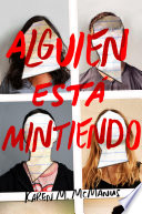 Todo el mundo tiene secretos, ¿verdad? Pero, ¿qué serían capaces de hacer para protegerlos? Simon Kelleger fue demasiado lejos al contarle a todo el mundo, a través de una App, los secretos más íntimos de sus compañeros de clase... Ahora que Simon está muerto solo queda un gran secreto por desvelar. Tenemos cuatro sospechosos y os proponemos un reto: ¿averiguaréis quién lo asesinó? #AlguienEstáMintiendo Una nueva app está acorralando a la élite del instituto Bayview para estudiantes de perfil elevado. Las filtraciones de la vida privada de los estudiantes corren como la pólvora por la nueva red social creada por Simon Kelleher, alumno de la misma institución. Pero la cosa se pone muy seria cuando Simon es asesinado justo delante de sus víctimas. Los cuatro cabecillas de la «crème de la crème» estudiantil se convierten en sospechosos directos del asesinato. ¿Qué secretos guardarían para arriesgarse a acabar con Simon? ¿Quién será el culpable? Un thriller que te mantendrá conteniendo la respiración hasta el final. Simon Kelleher es Gossip Girl en el mundo real, donde el peligro de hacer un mal uso de las redes sociales está latente en la sociedad, sobre todo entre los más jóvenes. Los lectores opinan: «Este libro me gustó muchísimo. Los personajes me encantaron y te metes tanto en la historia que realmente quieres estar allí. Os lo recomiendo mucho. 4,5/5.» Iris Grimm «Un debut con gran acierto del que hay que destacar la facilidad con la que hace que el lector se mantenga en todo momento pegado a las páginas de la historia y preguntándose qué personaje será la oveja negra. Espero que sus futuros libros puedan llegar a nuestro país y sean tan adictivos como este. 4/5.» Blog Vorágine Interna «Una obra muy buena, un auténtico thriller de misterio y mucha intriga con un grandísimo toque a novela negra llena, además, de giros en la trama. Muy bueno.» Dolores Balseiro, Blog It's time to magic «Engancha desde el principio y te metes en la historia tanto que no puedes parar de leer hasta descubrir todo lo que ha pasado y si tus sospechas son ciertas. 4,5/5.» @lectoraapasionada «Un Thriller que mantiene el misterio y la tensión hasta el último minuto, un elenco grandioso de personajes y una narración ágil y adictiva. Casi perfecto.» Blog Letras, libros y más «Os puedo asegurar que me ha ENCANTADO. Lectura que te engancha desde la primera página: un misterio por resolver y unos protagonistas muy completos. Ha hecho que haya empezado mi 2018 literario con buen pie.» @lawerson6, Blog Ciudad de libros «Tenéis que leerlo porque os encantará.» Blog Obsesión por la lectura «Si buscáis una buena historia, con una lectura amena, rápida rodeada de misterio y os queréis estrujar un poco la cabeza para descubrir al asesino, no dudéis... está es vuestra novela.» Blog Pescando entre libros «Una novela llena de intriga.» Blog La estantería de Maya «Alguien está mintiendo es una lectura adictiva, con intriga que también nos hace una buena crítica de la redes sociales. ¡Muy recomendable!» Blog Estoy entre páginas «Me ha fascinado [...] Una historia trepidante y que atrapa por completo. Muy recomendable.» Blog Buscando un Dandy