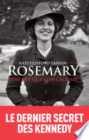 Rosemary est la petite soeur du futur président John Fitzgerald Kennedy. Différente des autres membres de la fratrie, elle accuse un léger retard mental associé à des troubles de l'humeur. Pour le patriarche, Joe Kennedy, obsédé par la réussite, sa famille doit incarner le rêve américain. Ce n'est pas le cas de Rosemary. Un peu rebelle, elle affectionne les fêtes, pratique la voile et le tennis. En 1939, elle obtient un diplôme d'éducatrice auxiliaire, mais son comportement effraie son père. Frénétique dans sa recherche de méthodes pour soigner sa fille, Joe ne s'aperçoit pas que le changement incessant d'établissement aggrave au contraire son cas et la rend de plus en plus instable. Fin 1941, il va trop loin et fait lobotomiser Rosemary. L'opération tourne mal. La jeune femme en sort lourdement handicapée, à la fois physiquement et mentalement. Elle est alors internée, cachée, effacée. Pendant longtemps, ses propres frères et soeurs ignorent même ce qu'est devenue Rosemary. Voici son histoire. La vraie. Celle de l'enfant que l'on cachait.